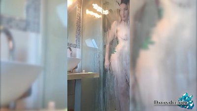 Детка с Сочной Попкой Мастурбирует в Душе